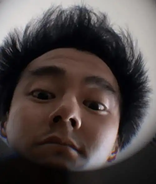 照片上,彭于晏蓬头垢面,双目圆瞪,神情古怪,完全不像是以前那个偶像.