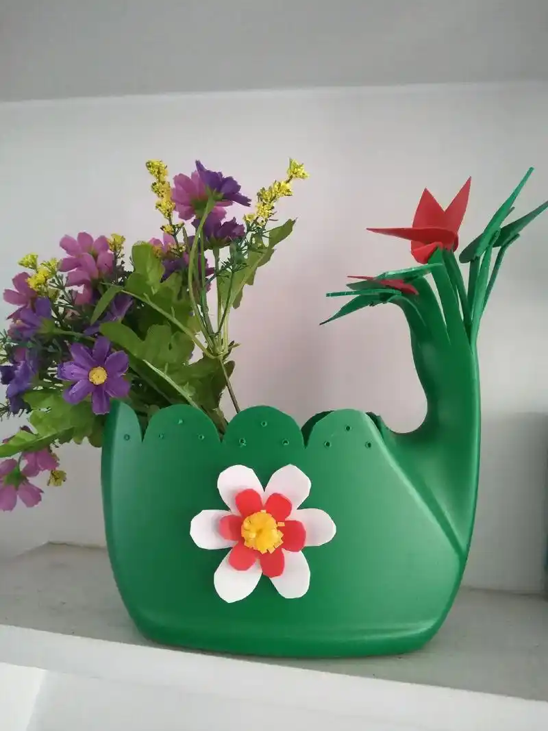 手工雕刻,洗衣液瓶子变废为宝,喜欢的朋友们也来试试吧. - 抖音