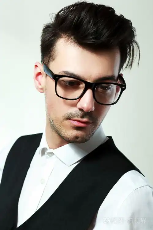 戴着眼镜的年轻男子
