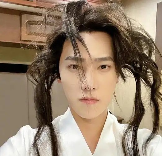 杨洋首晒新剧造型照同一天因路透被嘲看了对比这是同一个人吗