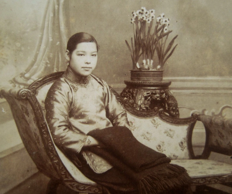 老照片:看看清末的富家小姐长什么样子,图6异域风情十足!