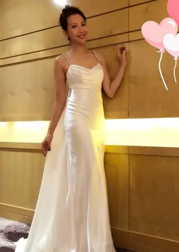 玫瑰花太弱,一袭红裙的蔡少芬扛"灵芝",千万粉丝都为她点赞!