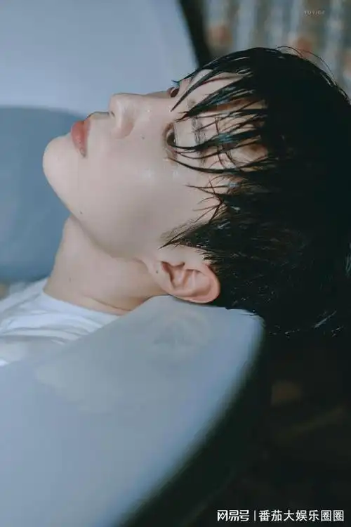 范丞丞时尚大片,浴缸湿身,太撩人了吧!