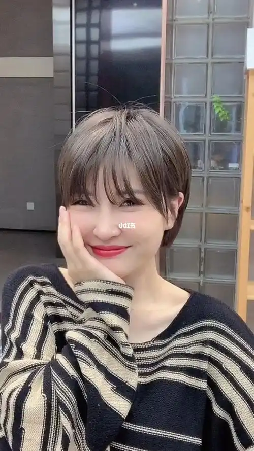 清新又显嫩,对于圆脸方脸的妹子来说,这款短发的造型是最适合不过的了