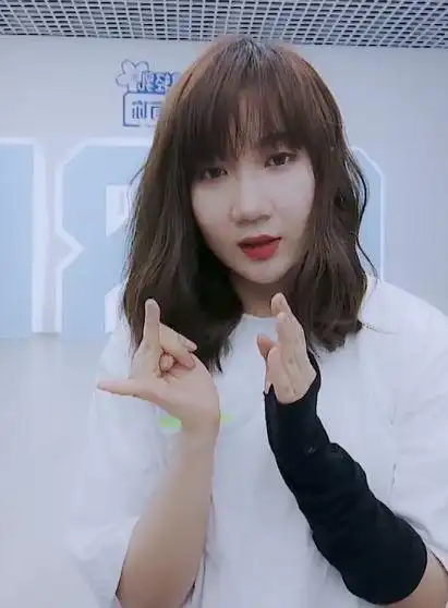 青你2的女版王源来了!对着镜头和粉丝近距离互动,差点吓坏观众