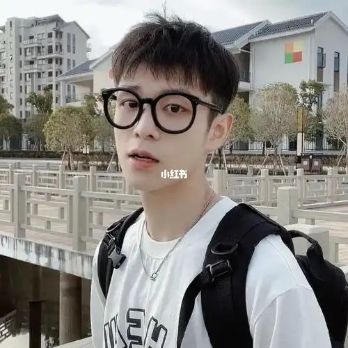 如果你真的无法接受,那么大家就可以试试这款薄碎盖发型,把头发剪碎打