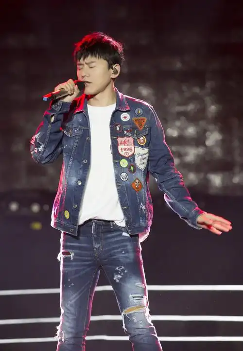 奶爸男神张杰时尚潮流舞台照