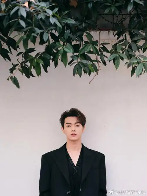 许凯街头西装随拍##许凯街头随拍#我天许凯这个造型真的不要太帅了吧