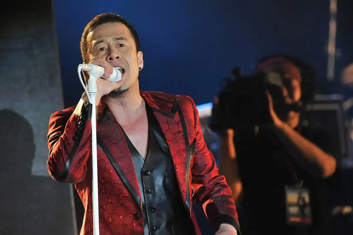 杨坤曾表示刘德华不是一个真正的歌手,但刘德华却回应说:论唱歌我不如