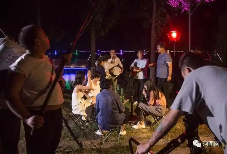 "夜戏拍摄美,夜戏拍摄苦,我们会用最大的热情和最专业的电影拍摄,表达