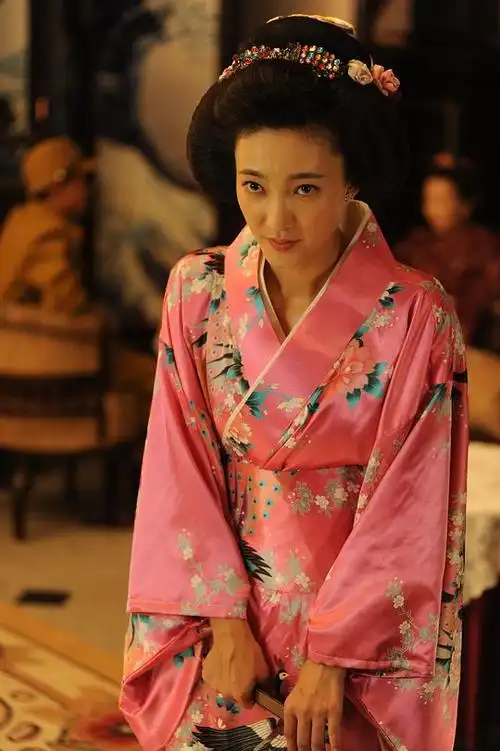 幕后花絮王丽坤在戏中有不少打戏,在高达40℃的摄影棚里,她不仅要穿着