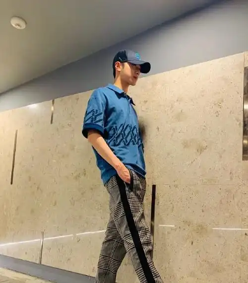 00后赖冠霖衣品赞,运动装 "獠牙"口罩个性,叔叔粉应援太硬核_机场