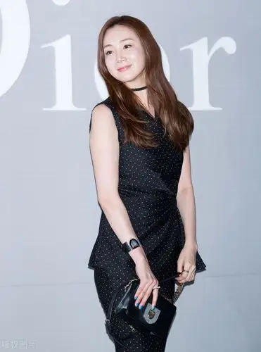 眼泪女王的坚韧人生崔智友多年打拼为自己赢得了闪耀的光环