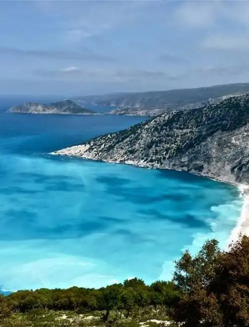 当你走向蓝绿色的海水时,大石头变成小鹅卵石;当你走到海边的时候