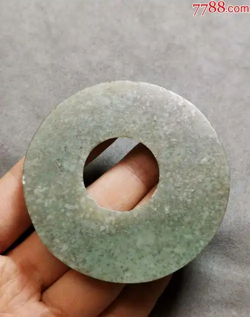 568*甘肃齐家文化玉璧64.9克