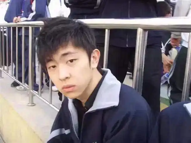 邓伦高中照片曝光眉毛别致看起来憨痴痴的网友这脸吹不出来
