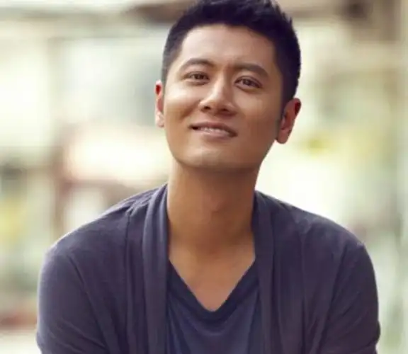 却暗淡了不少,出道多年来,他的造型似乎没有什么变化,一直都是圆寸,给