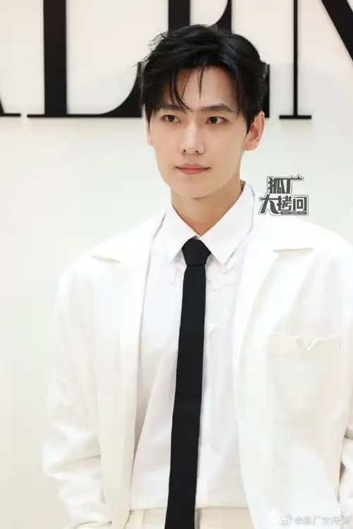 杨洋近期状态#杨洋今日活动生图来了,衬衫短裤一身白色,干净清新