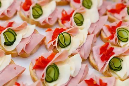 方番茄装饰精美,食品小吃和三明治,方或婚礼庆典上开胃菜照片