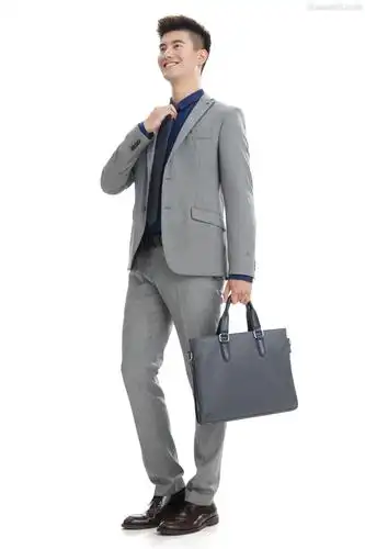 两粒扣灰色西装