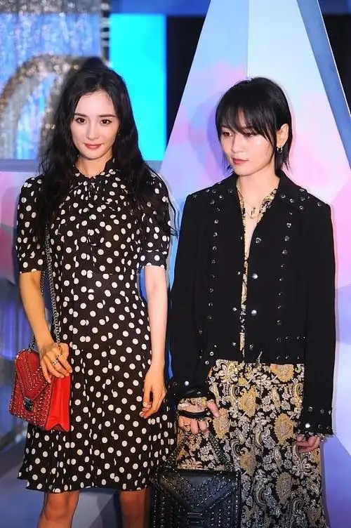 周笔畅穿印花裙好个性但杨幂的波点裙也挺减龄真是难分高下