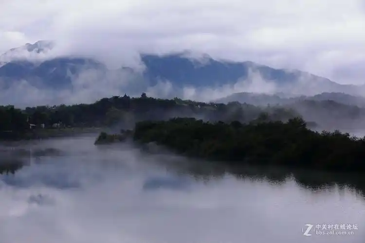 烟雨朦胧的山间小城
