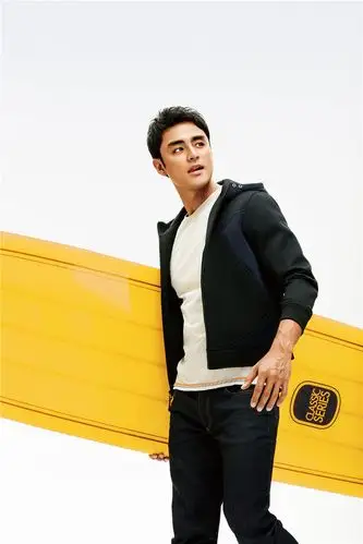 明道半裸登杂志封面展完美身材秀大长腿