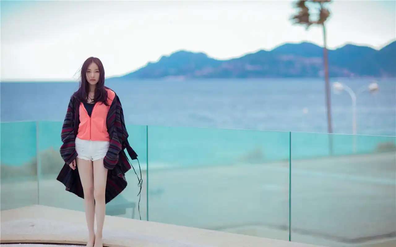 倪妮泳池戏水唯美写真图片