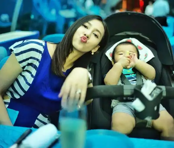 李茂和弦子李茂晒与弦子恩爱合影庆祝领证两周年