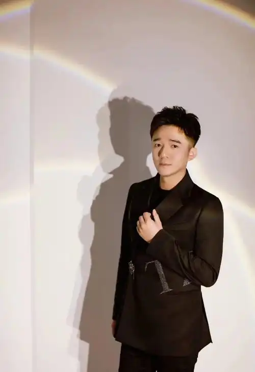 其实,朱赤丹早已结婚数年,由于老公是圈外人,不愿意出现在镜头中,所以