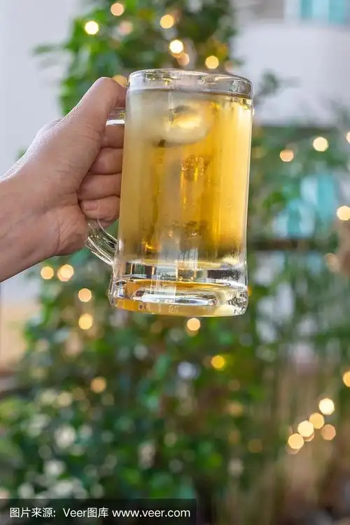 手拿着冷啤酒杯在一个酒吧场景的背景.
