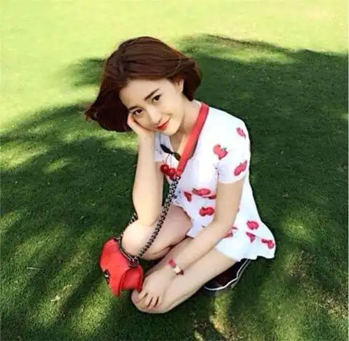 吴秀波事件女主19岁照片曝光,长相清纯身材好,一副好牌被乱打
