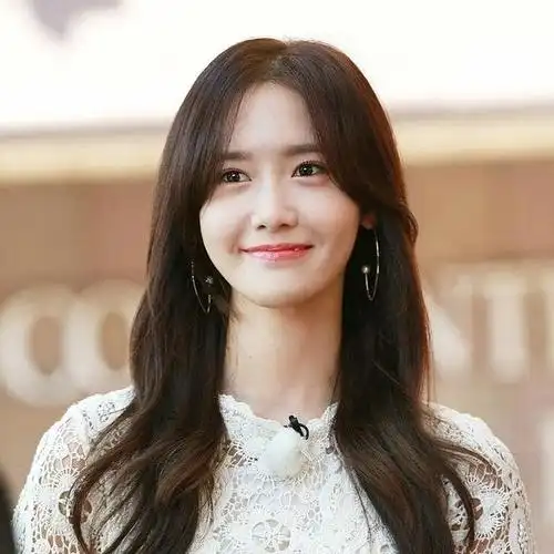 林允儿甜美可爱,人气超高