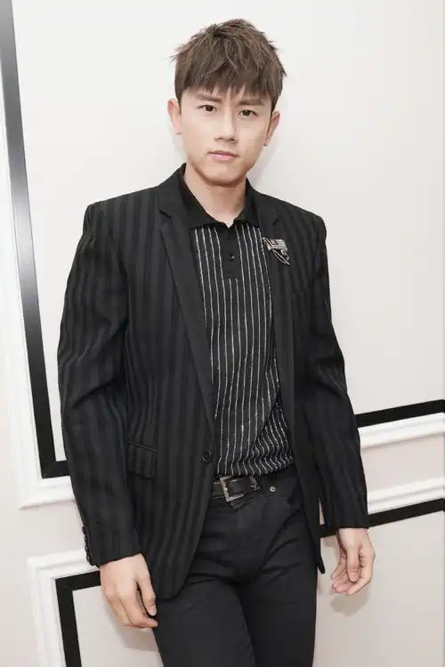 张杰真会穿,"凌乱发"配上条纹西装时尚又减龄,男神范十足