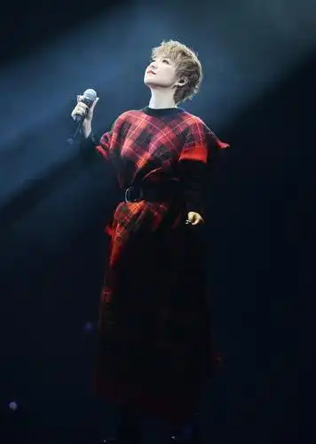 李克勤演唱会单膝跪地"求拥抱" 叶倩文着黑色透视裙性感助唱9月8日晚