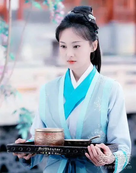 郑爽的发型基本是没变过的,只是换了几件衣服而已,披发造型很显端庄