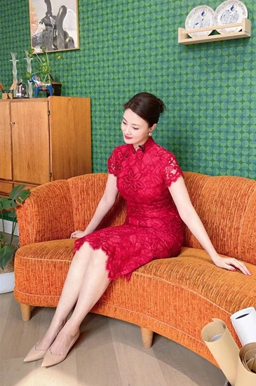 央视主持刘芳菲生活近照穿改良旗袍画柳叶眉好富态腰上三圈赘肉包不住