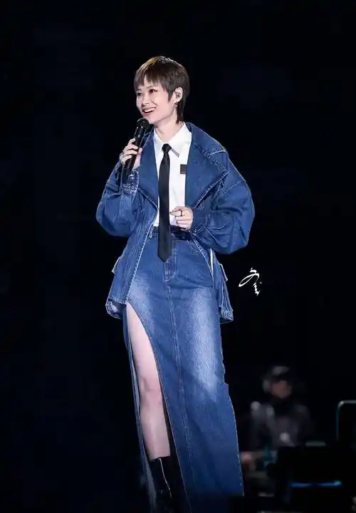 李宇春"亚洲音乐节",开叉长裙女人味十足,175大长腿美到_衬衫_白色