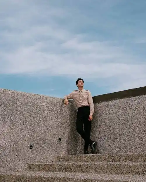 李现超话78#prada代言人李现#2023/07/29 ins更新一则"简约而不简单