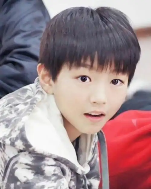 王俊凯的小时候全是透明的啊哈哈哈哈哈,评论区怎么全都是童年时期