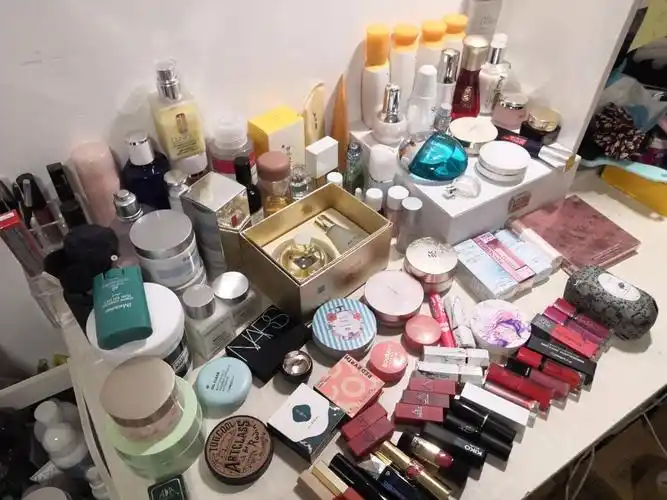 明天休息,今天没事就想看看有多少护肤化妆品,一桌子根本放不下.