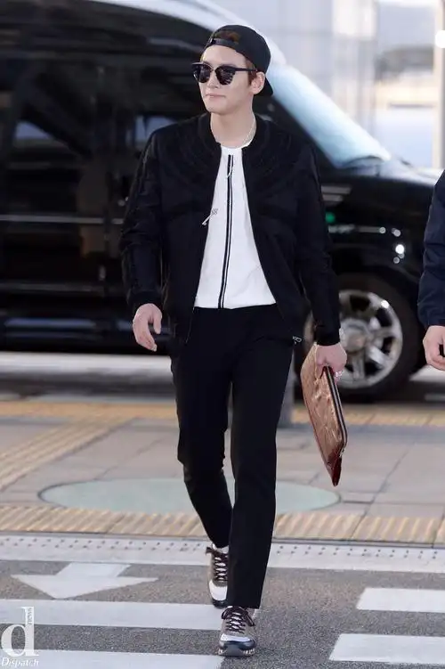 【2015.03.19】【明星】池昌旭最新机场拍:黑白搭简约时尚