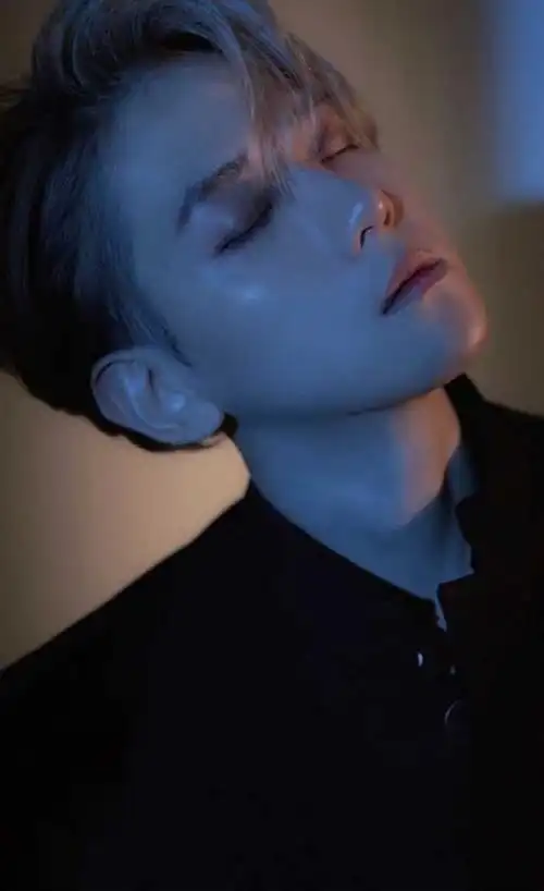 边伯贤新舞台白发黑西装霸气,眼神冷峻,深夜直播如不插电演唱会