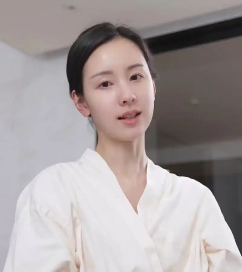 陈都灵不愧是校花级别颜值,素颜状态皮肤超好,颜值真心抗打,期待漂亮