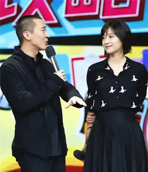 原创徐静蕾与黄立行真是不分彼此俩人出门还穿情侣装真挺腻歪的