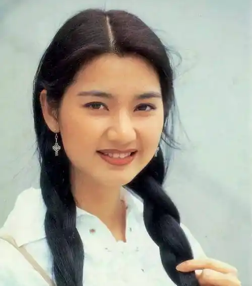 洪欣年轻时有多美?她解开领子的扣子,对面人立马目瞪口呆