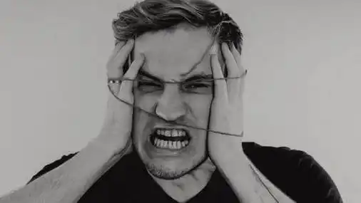 概念: 神经崩溃, 精神疾病, 头痛和偏头痛.黑白处理照片