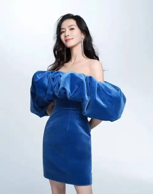 刘诗诗的新造型非常漂亮,身穿一字肩蓝色丝绒裙,温柔又优雅!