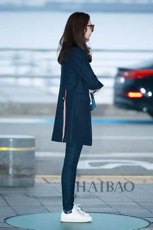 崔智友10月21日韩国仁川机场街拍:身着桑姆·布郎尼 (thom browne)