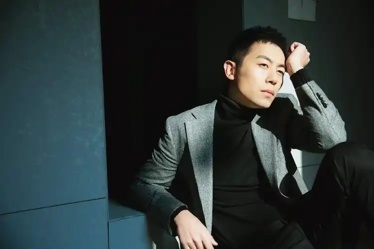 朱亚文冬日质感写真曝光 极简西装风演绎百变魅力__凤凰网